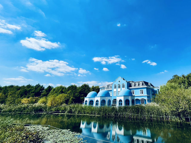 【上海・闵行文化公園】青い建物と池が印象的