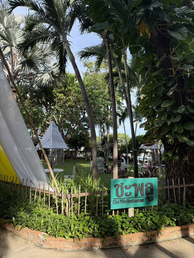 คาเฟริมทะเลหัวหิน vibe ดีมาก มาแรงในตอนนี้