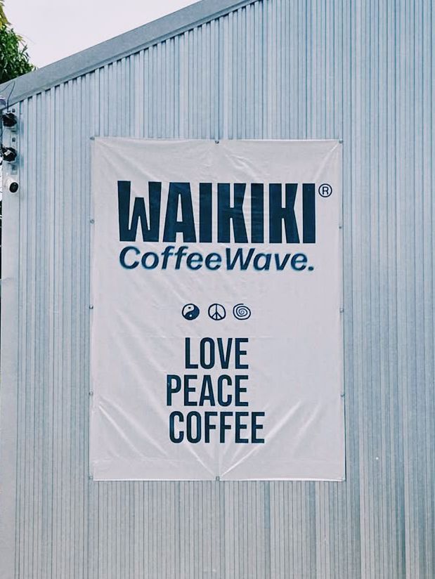 Waikiki Coffee Wave - คาเฟ่สไตล์บีชคลับ