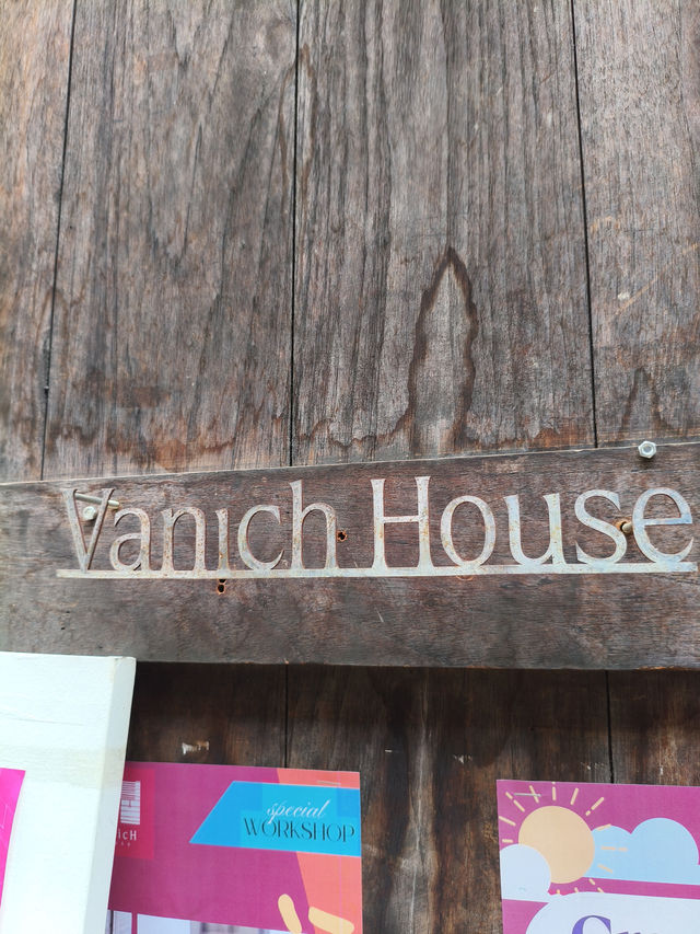 曼谷｜ 偶遇 Vanich House 大學生手作市集，現場氣氛好到不想離開💕
