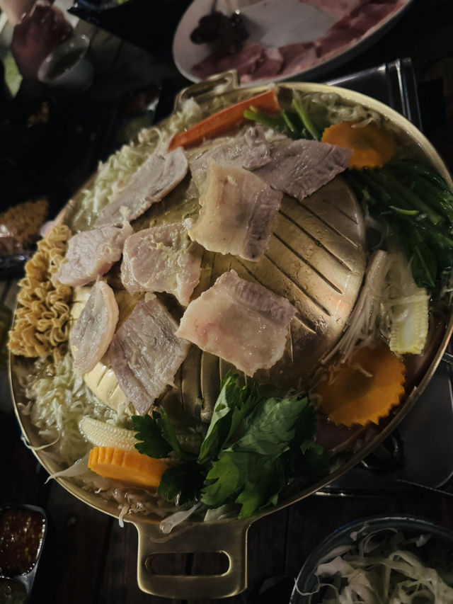 ฟีลแคมป์ปิ้งย่านบางนา หมูกะทะต้องเจริญพร!