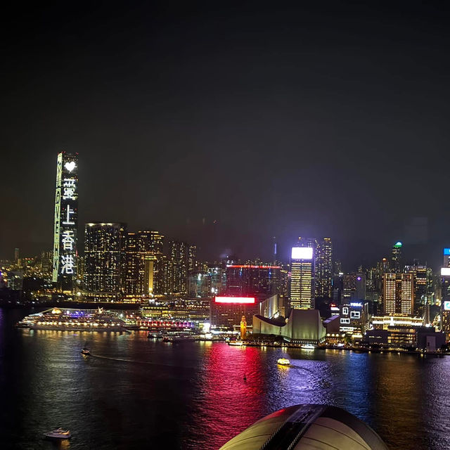 萬麗海景酒店-房間設計精緻，落地窗可以俯瞰壯麗香港海景