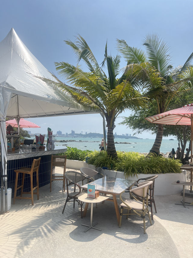 The Moment Beach House ร้านอาหารริมทะเลพัทยา