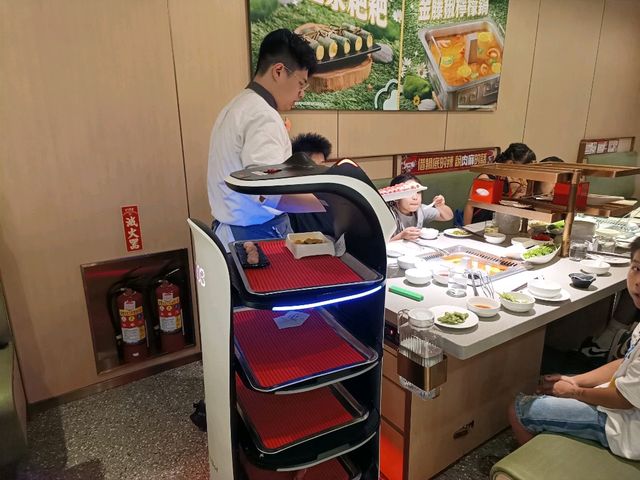 海底撈台中遠百店，美食與服務的極致饗宴。