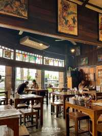 ร้านวินเทจแบบไม้ ๆ อาหารหลากหลาย 