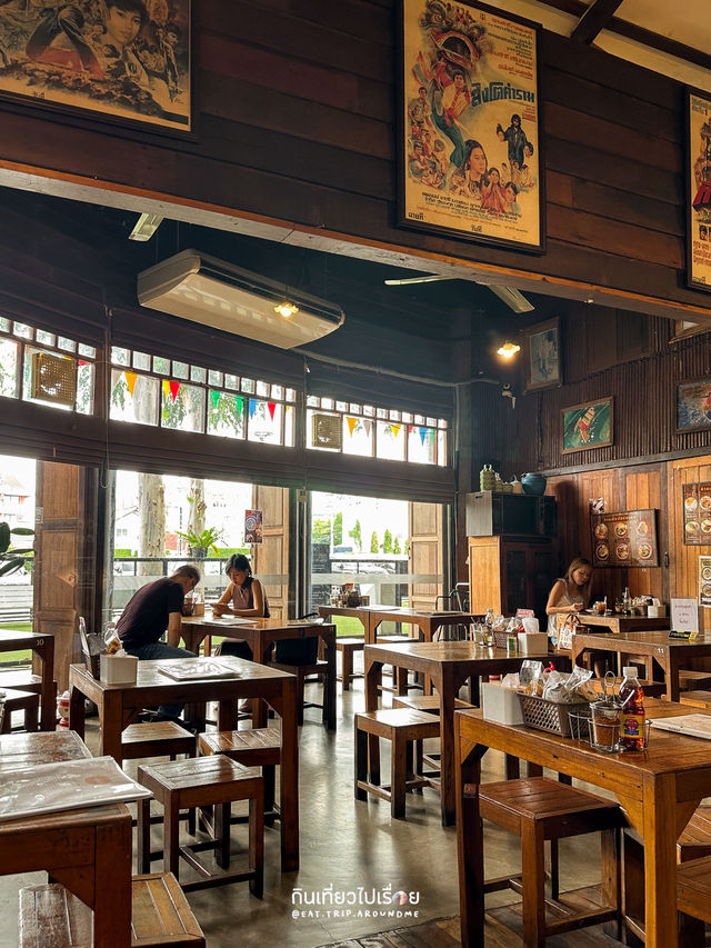 ร้านวินเทจแบบไม้ ๆ อาหารหลากหลาย 