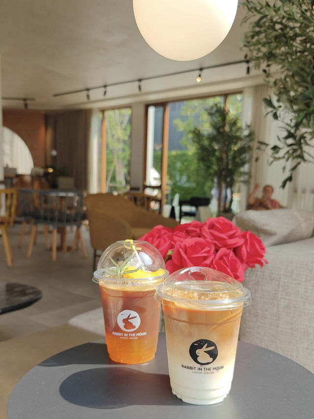 Rabbit in the Moon ร้านกาแฟสวยหาดจอมเทียน
