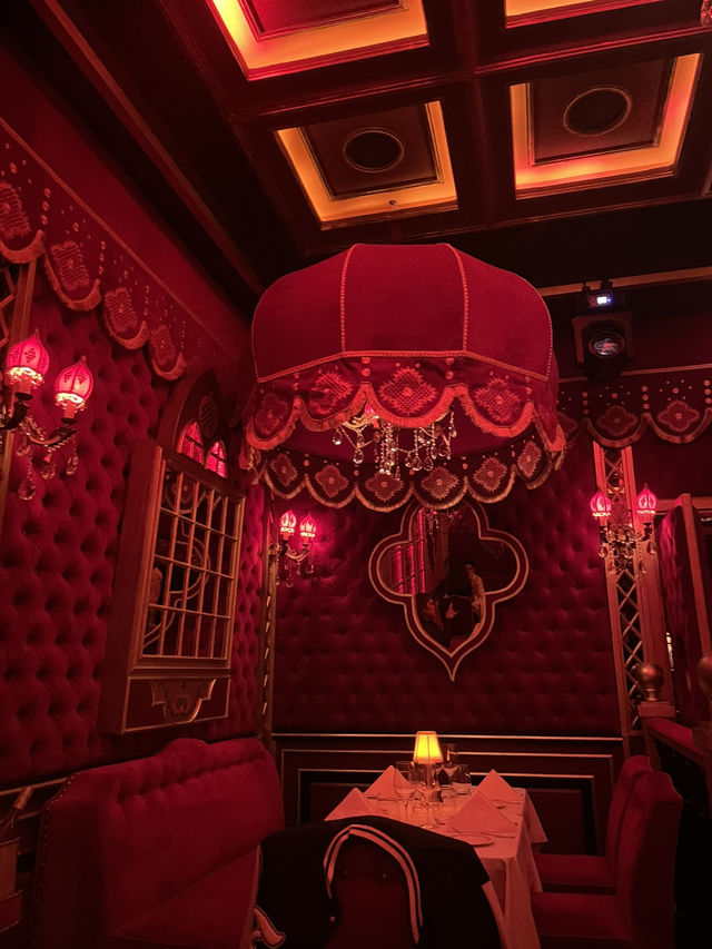 ร้านอาหารเรียบหรู ดูแพง ในดูไบ แต่ตอนดึกเป็นคลับ