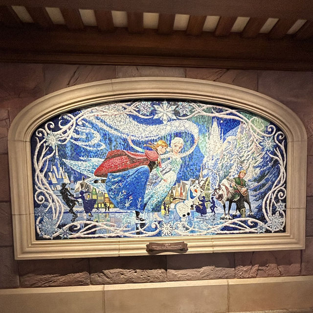 【上海】 上海ディズニーランド お城の中の壁画と不思議の国のアリス迷路