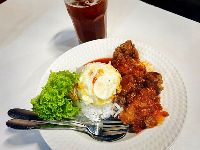 🍜 Carbo & Bites – Cozy Pan Mee Café in Penang’s Summer Heat