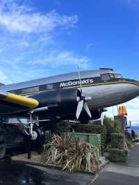 紐西蘭旅遊景點｜🍔 McDonald’s Taupō｜全球唯一「飛機艙」吃漢堡的麥當勞！ 