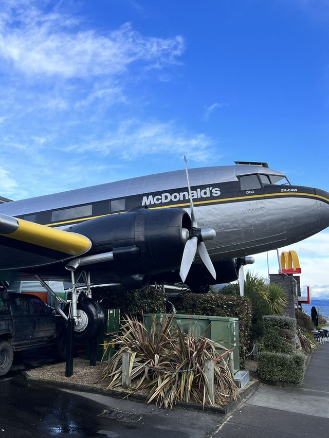 紐西蘭旅遊景點｜🍔 McDonald’s Taupō｜全球唯一「飛機艙」吃漢堡的麥當勞！ 