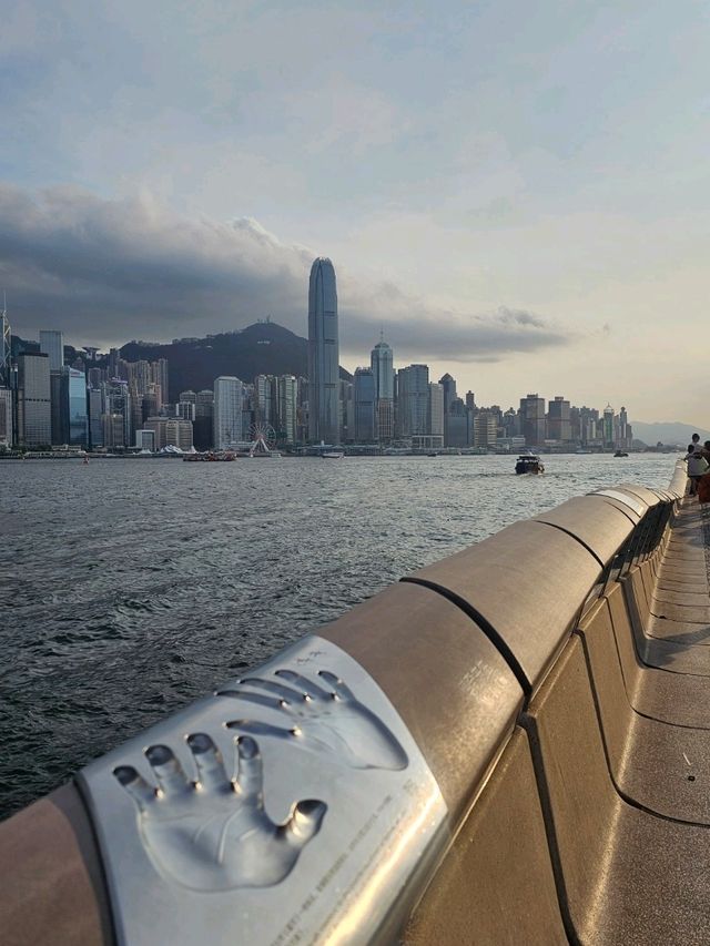 日與夜的景色都同樣令人沉醉的維多利亞港