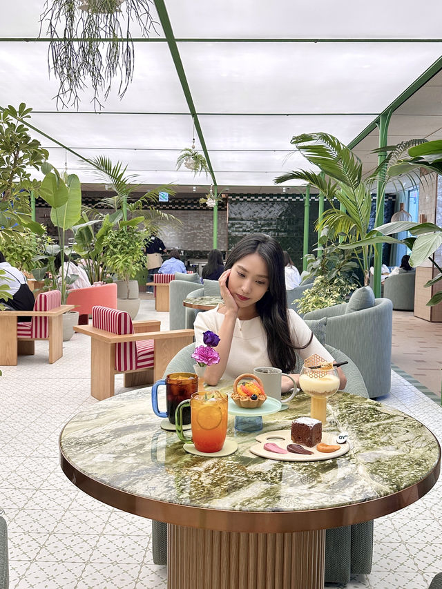 라운지 분위기 속 데이트 장소