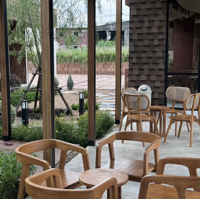Bright Borderside Chill – My Visit to HoCo Cafe & Eatery, Sadao