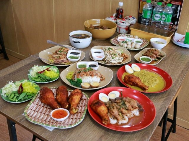 นิยมเส้น ก๋วยเตี๋ยวไก่ตุ๋น & ขนมจีนน้ำยาปักษ์ใต้ ม