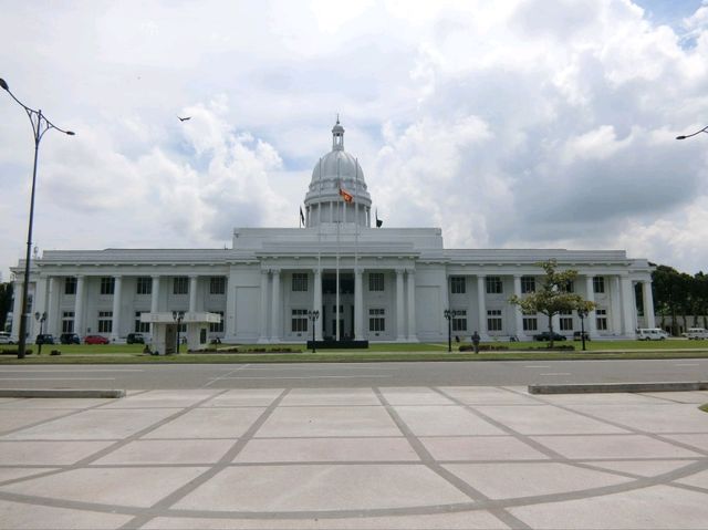 【スリランカ🇱🇰コロンボ】シーマ・マラカヤ寺院
