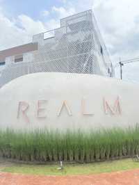 พักผ่อนหย่อนใจที่ REALM Cafe 