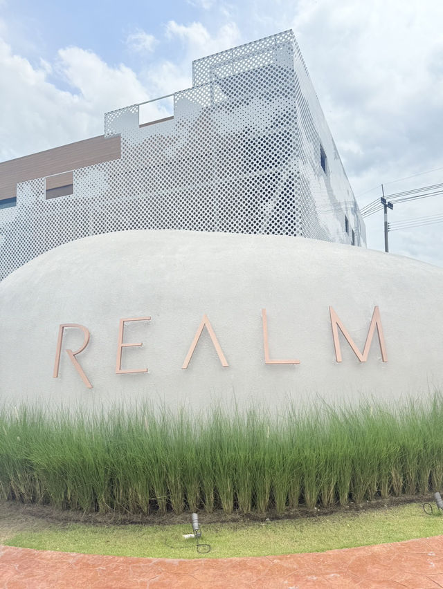 พักผ่อนหย่อนใจที่ REALM Cafe 
