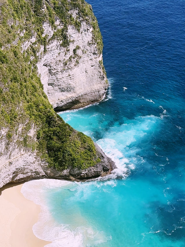 📍 Kelingking Beach, Nusa Penida: The Iconic Cliff View You’ll Never Forget