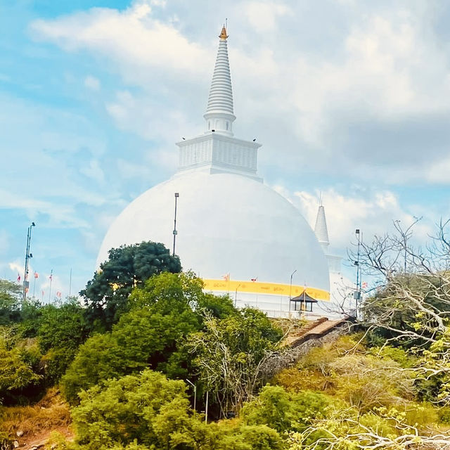 🌄✨ *Mihintale: Sri Lanka’s Sacred Mountain of Buddhism* 🏛️🙏 🌄✨ *Mihintale: Sri Lanka’s Sacred Mountain of Buddhism* 🏛️🙏