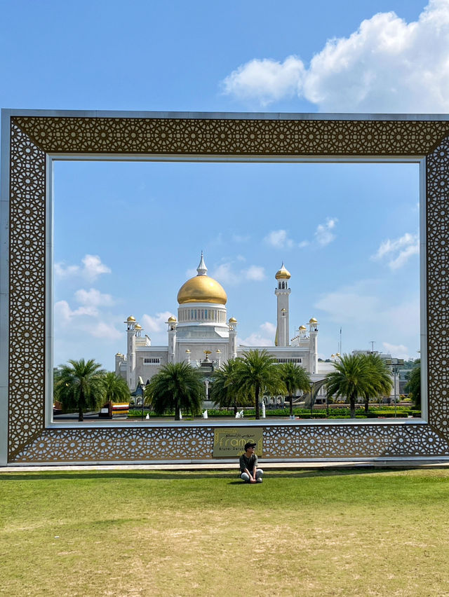 🖼️ Framed in Brunei: The Picture-Perfect View of Omar Ali Saifuddien Mosque
