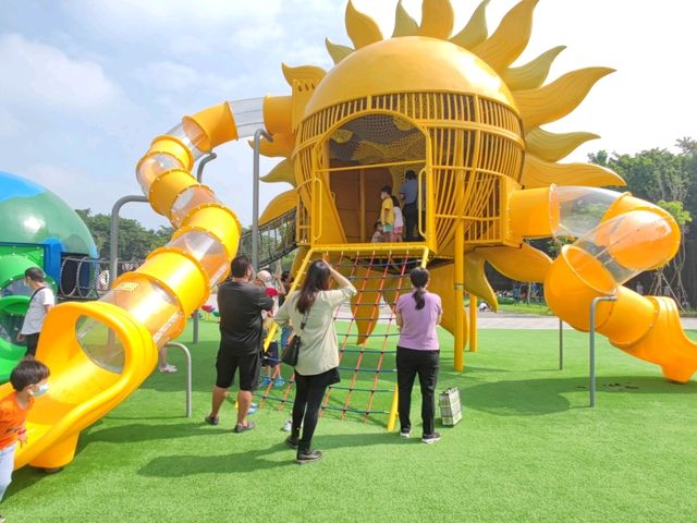 一座太陽、月亮與地球的遊樂場#崁頂共融遊戲場(崁頂公園)屏東縣崁頂鄉