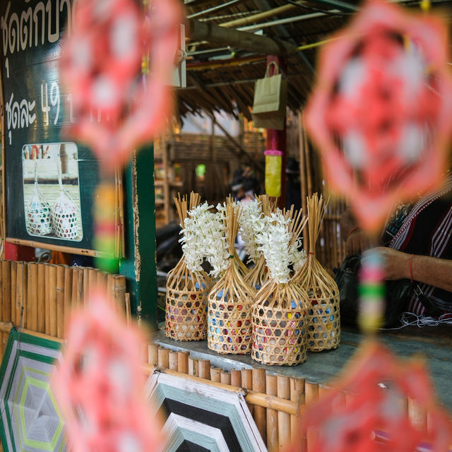 “โอ๊ะป่อย“ ตลาดริมน้ำสุดชิล อ.สวนผึ้ง จ.ราชบุรี 
