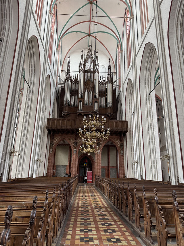 Schwerin Cathedral โบสถ์เงียบสงบใจกลางเมือง
