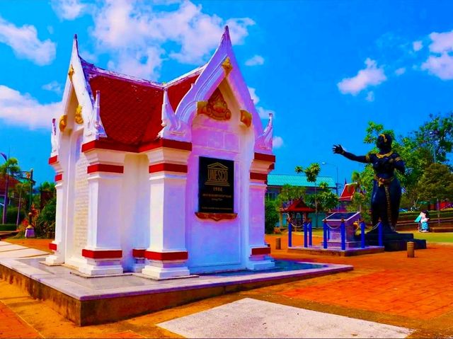 詩人的足跡：探訪 Sunthon Phu 紀念碑
