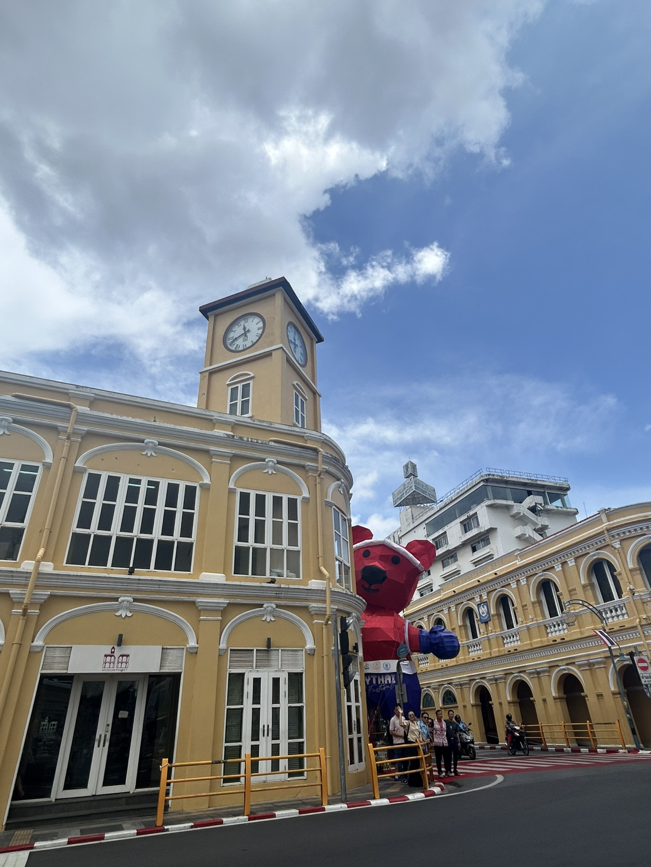 When you visit Phuket, don't just stick to the beaches—make sure to check out the Old Town too!✨
It took less than an hour from Phuket Airport to get there!
Since it's a bit further in, it might be a good idea to visit first if you arrive during the day. (^^)
The colorful streets will lift your spirits just by walking around, and there are plenty of wall art and cute cafes to explore!📸
There’s so much delicious food, and this buttery, toasted bread was absolutely amazing😍
During the day, you can enjoy strolling around and shopping, and at night, you can indulge in local gourmet delights at the market. It's simply the best.
This is a spot where you can discover a different side of Phuket, apart from the resorts.🌴🌺