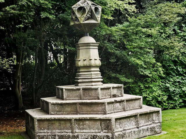 Holyrood Palace & Abbey : A Walk Through Royal History 