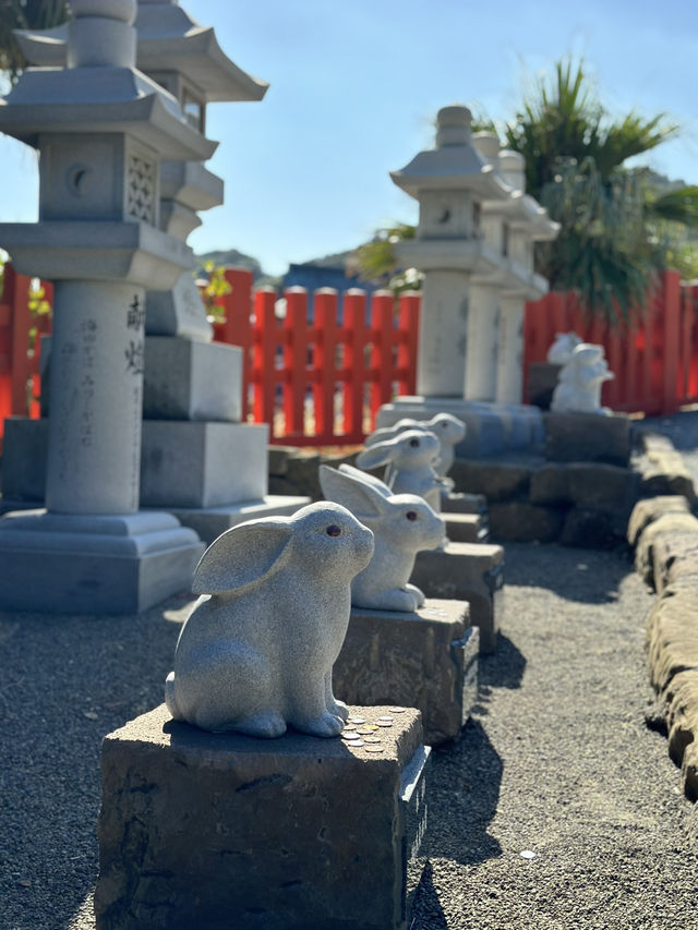 絶壁に位置する神社 本殿は洞窟の中に・・