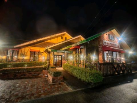 Komeda's Coffee in Handa City, Japan, is a restaurant that has been open for many years. The food is generally of high quality, with their chicken wings being a must-try. Their chocolate ice cream is also excellent!

The opening hours are long, from 7:00 AM to 10:30 PM, and there's a free parking lot outside. The interior design has a 1970s American style, making it a comfortable place to sit and chat. The prices are reasonable, and the service is very good. 👍