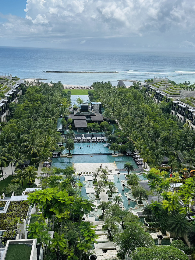 Hotel mewah ini memiliki pantai yang menyenangkan, kecil namun memadai. Anda dapat mengaksesnya dari area sekolah selancar di sebelah kiri atau dari sebelah kanan. Anda juga dapat masuk melalui tempat parkir hotel, di mana mereka akan mencatat nomor plat kendaraan Anda dan memeriksa bagasi, lalu langsung menuju pantai.