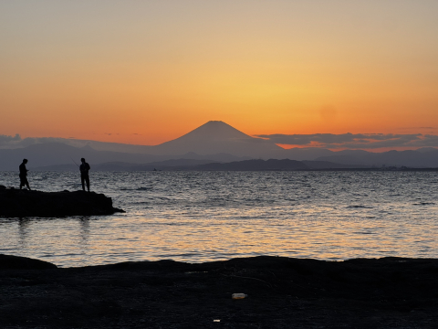 夕焼けの富士山と江ノ島のイメージ、富士山曼荼羅の一点 稚児ヶ淵（江の島）：夕日と富士山の共演。 | Trip.com 藤沢