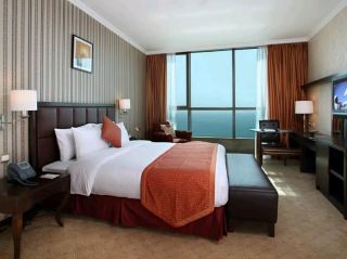 Kuwait Grand Hotel is the perfect getaway for both leisure and business travelers. The vibe is understatedly elegant, serene, and offers a great sense of privacy. The rooms are spacious and spotless, featuring plush beds for a great night's sleep. Many rooms boast panoramic views of the city and the sea, which are absolutely breathtaking at night. 🌃✨
