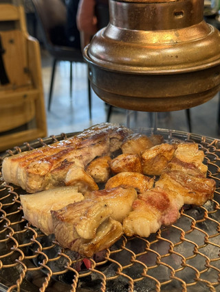 고기를 직접 구워주는 제주 흑돼지집, 여긴 재방문각이에요