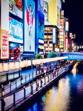 Kusatsu Onsen (Gunma) is the sulfur town where the Yubatake (“hot water field”) boils 4,000 l/min at