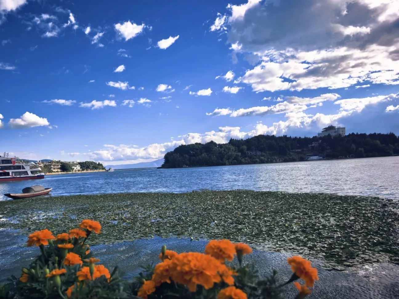 Petualangan Spontan Mengelilingi Danau Erhai.