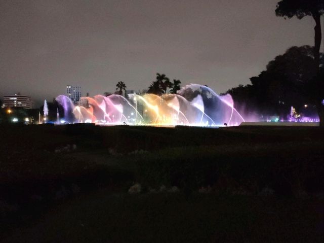  Beautiful park woven with water and light 