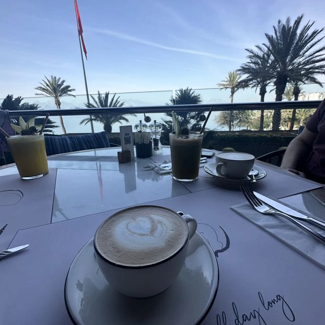 Breakfast with a view 🌊🌴