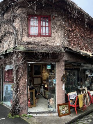 巴黎最大的跳蚤市場，擁有超過 2500 家商店