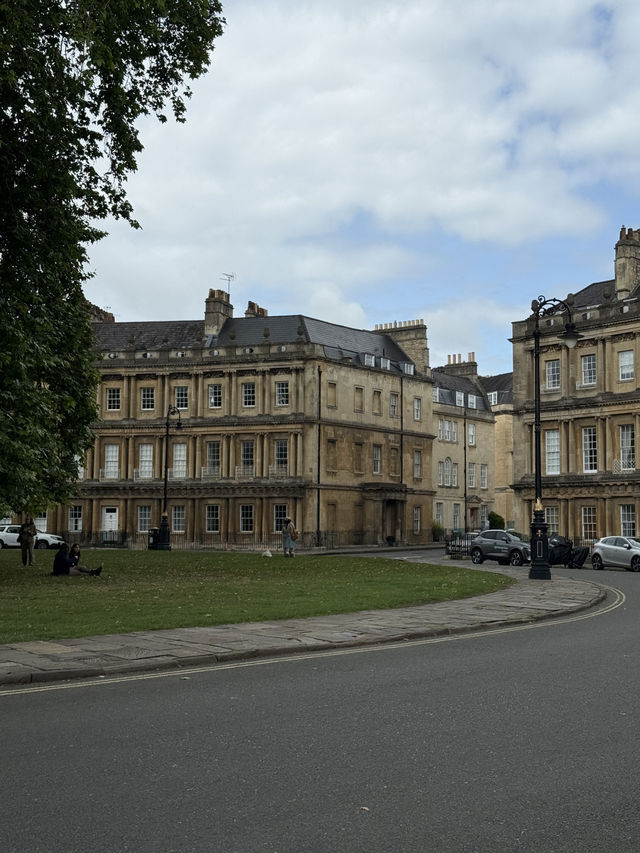 The Royal Crescent in Bath: A Georgian Masterpiece 🏛️