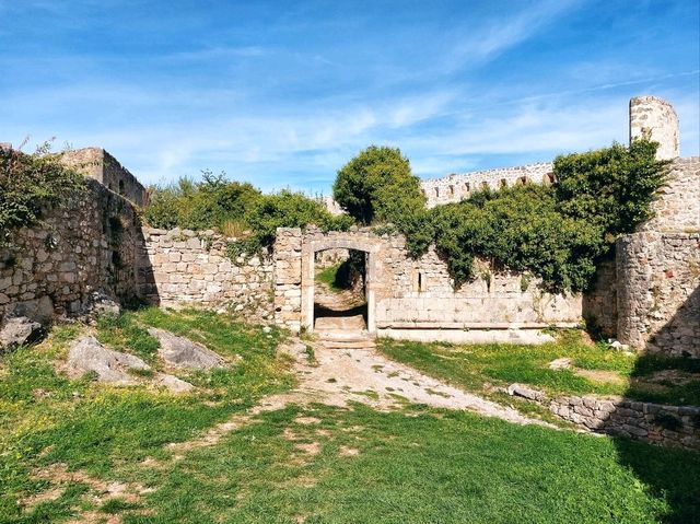 Knin Fortress: Croatia's Majestic Sentinel 🏰