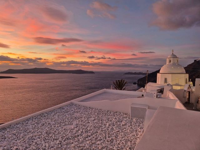 🌅 Fira Sunset Magic: Why the Heart of Santorini Glows the Brightest