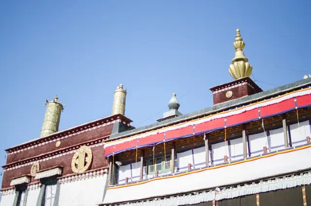 라사의 유명한 불교 사원 샤라사입니다