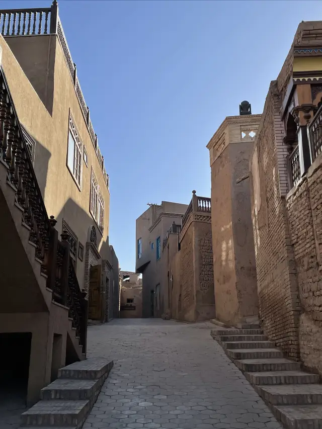 Charter a tour of the Gaotai residences in Kashgar in winter