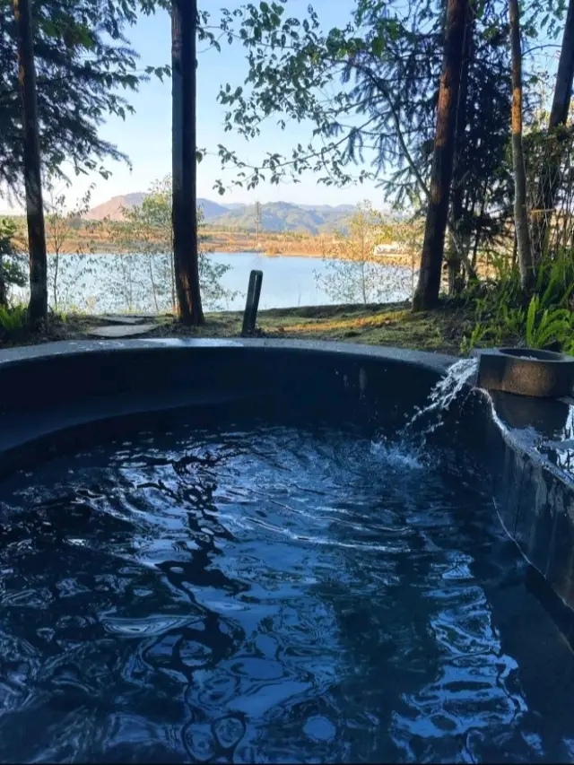 This is not abroad, this is under the Tengchong volcano, by the lakeside forest hot spring