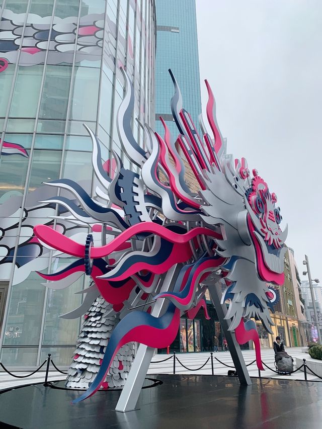 捕捉城市街頭的年味，巨型粉龍登陸恆隆